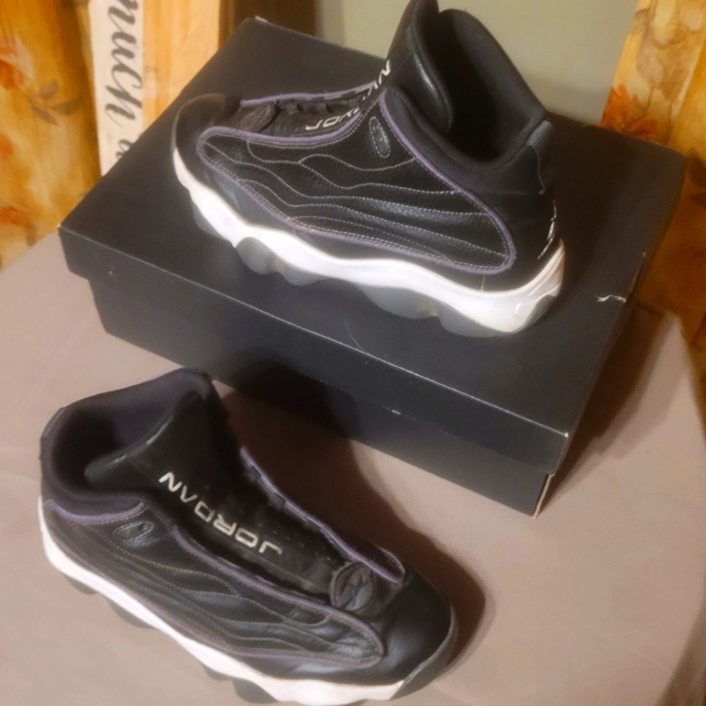 Big Boys size 6.5/women's size 8 Jordan Pro Strong 2021 black/white w/box